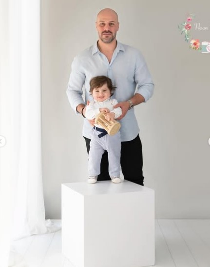 عکس احسان روزبهانی و فرزندانش